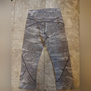 VEUC Lululemon Athetica crops size 6